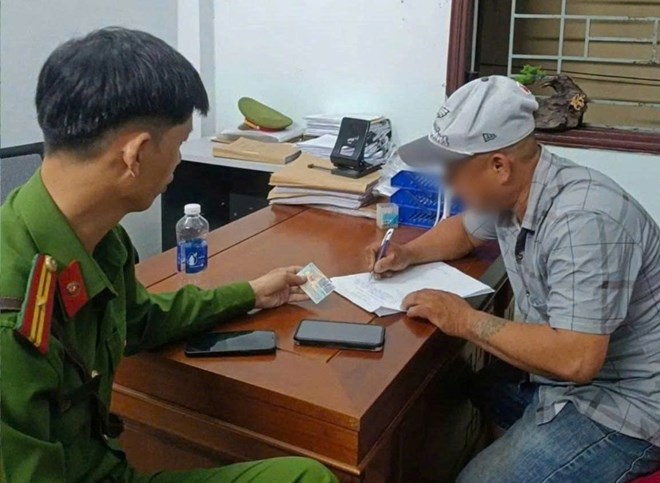 Da Nang fines durian sellers accused by tourists of embezzlement at Son Tra night market. Photo: Police provided