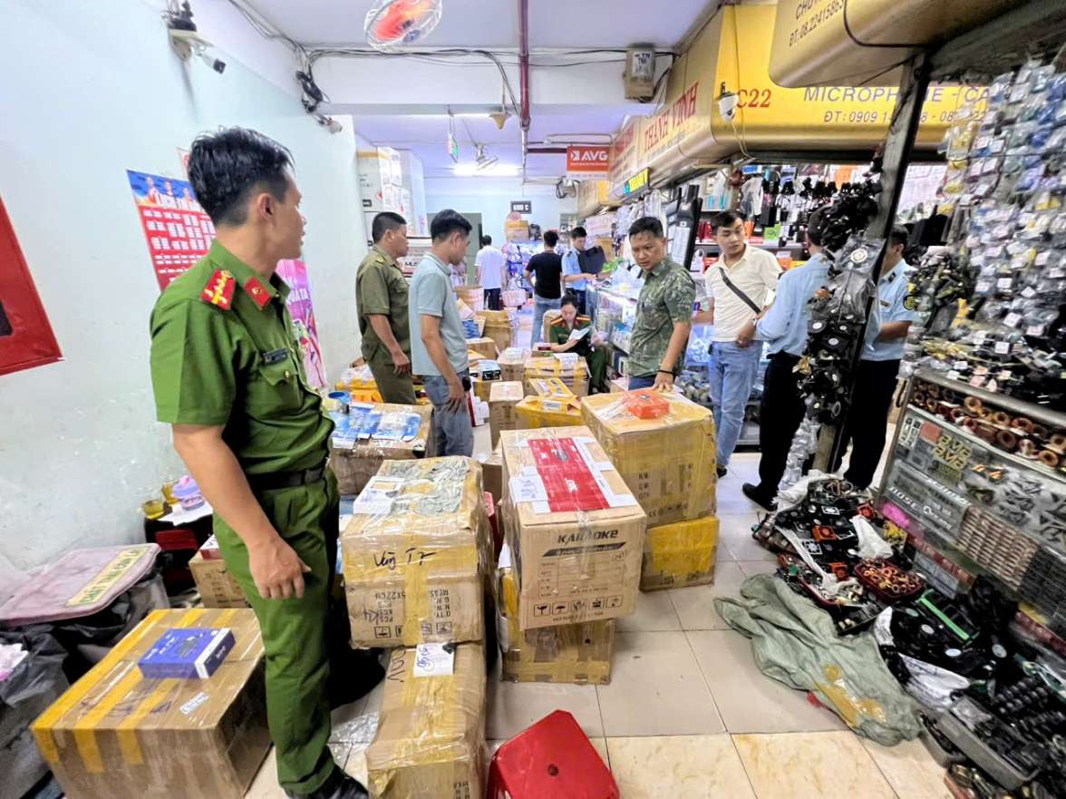 Thousands of electronic devices of unknown origin are temporarily seized in Ho Chi Minh City. Photo: Market Management provided