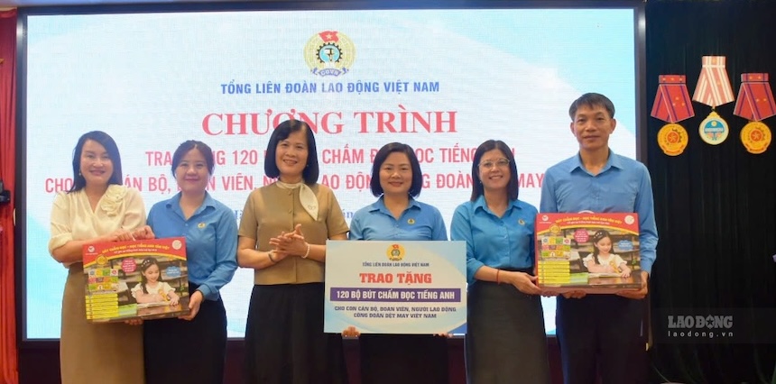 Ms. Do Hong Van (3rd from the left) presents 120 sets of English learning markers to children of officials, union members, and workers of the Vietnam Textile and Garment Trade Union to Ms. Pham Thi Thanh Tam - Member of the Executive Committee of the Vietnam General Confederation of Labor, Chairwoman of the Vietnam Textile and Garment Trade Union (3rd from the right). Photo: Kieu Vu