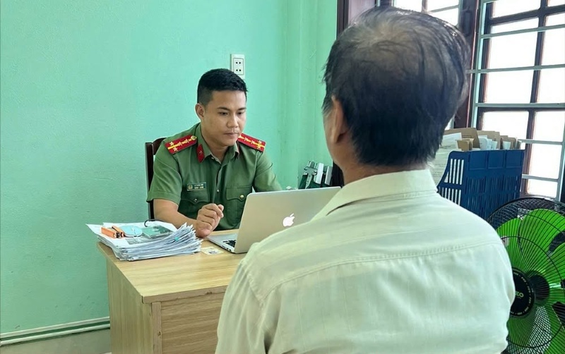 Posting offensive information about others online, a person was invited to work by Da Nang Police. Photo: Police provided