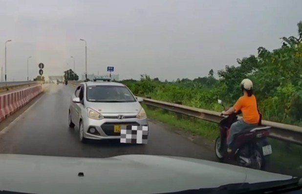 People reflect through VNeTraffic the case of a driver going against traffic on National Highway 38. Photo: Traffic Police Department