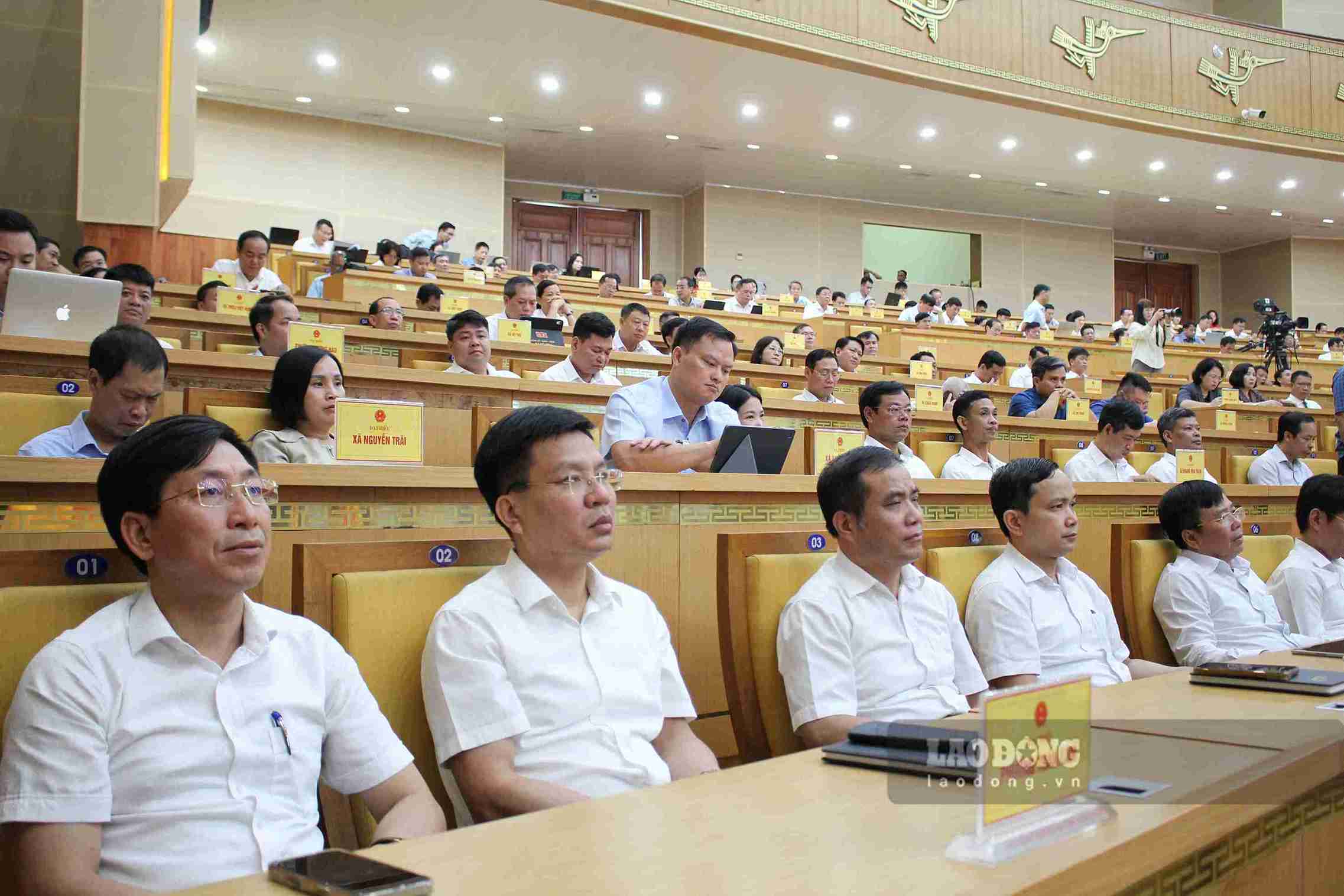 Delegates attending the third session of the Hung Yen Provincial People's Council at the Provincial Conference Center. Photo: Mai Huong