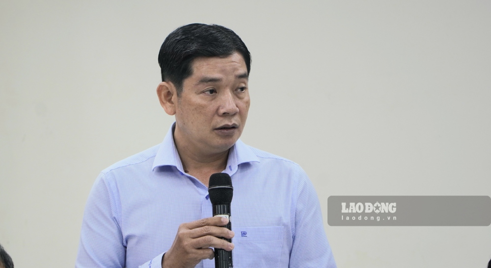 Mr. Truong Ngoc Hung, Deputy Director of An Giang Department of Finance, informed about the plans to handle 1,070 redundant houses and land. Photo: Nguyen Anh
