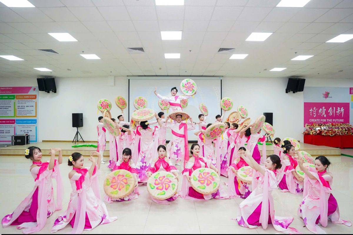 Workers participate in the Regina Got Talent program, an attractive playground to improve the spiritual life of female workers. Photo: Regina Miracle International (Hai Phong)