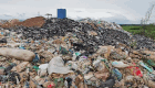 People suffer from the smell from the landfill every day, but there is still no funding for pollution treatment. Photo: Nguyen Luan