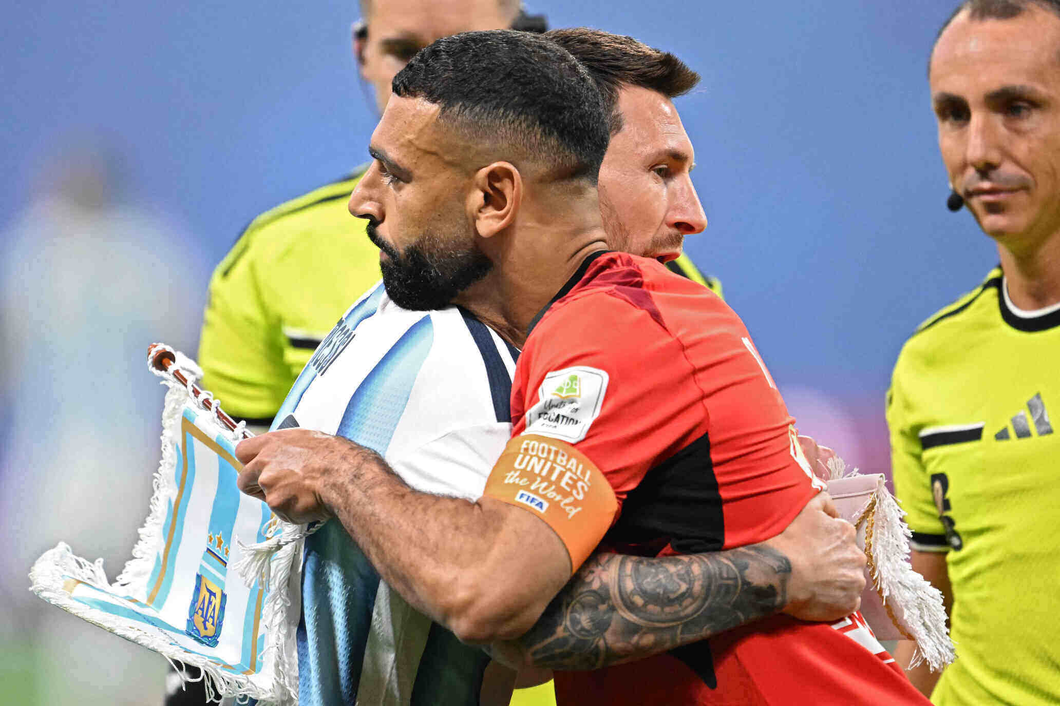 Hug between Lionel Messi and Mohamed Salah.  Photo: AFP