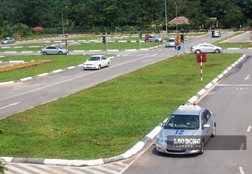 Driver test to issue automatic B-segment driver's licenses for people with right or right or left-hand disabilities: candidates must complete the contents and procedures of the test specified in Article 4 of Circular 108/2026/TT-BCA of the Ministry of Public Security. Photo: Dong Do