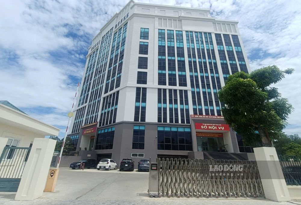 タインホア省の多くの省庁の複合ビル、庁舎には、使用開始から間もないにもかかわらず、多くのひび割れが発生しています。写真:クアック・ズー
