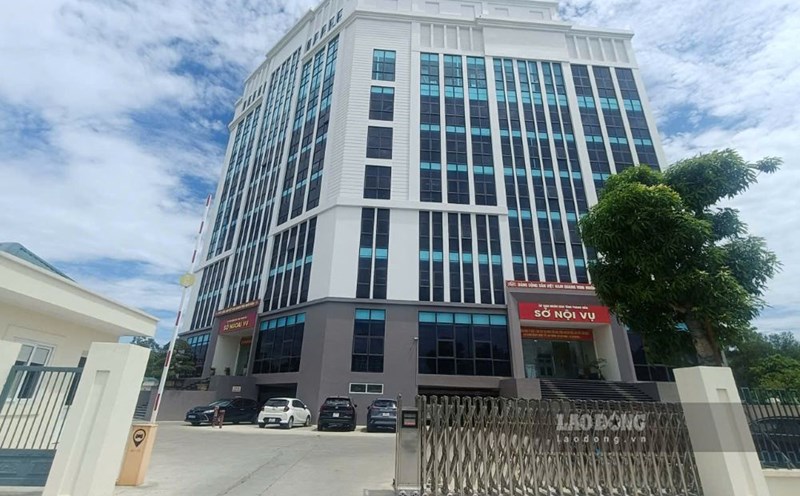 The consolidated building, the working headquarters of many Departments in Thanh Hoa, has many cracks, although it has only been put into use for a short time. Photo: Quach Du