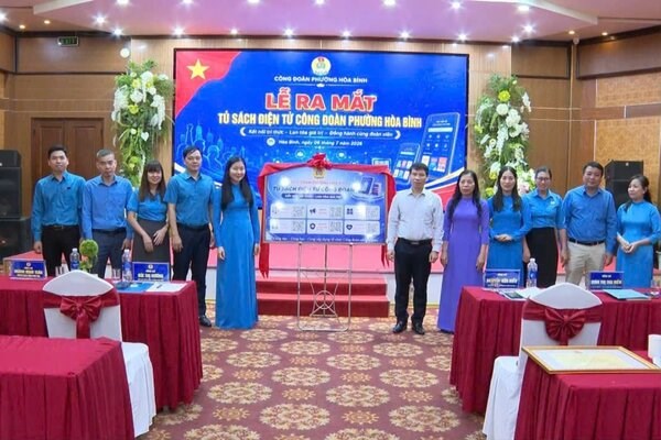 Công đoàn phường Hòa Bình ra mắt mô hình "Tủ sách điện tử Công đoàn". Ảnh: Công đoàn Phú Thọ