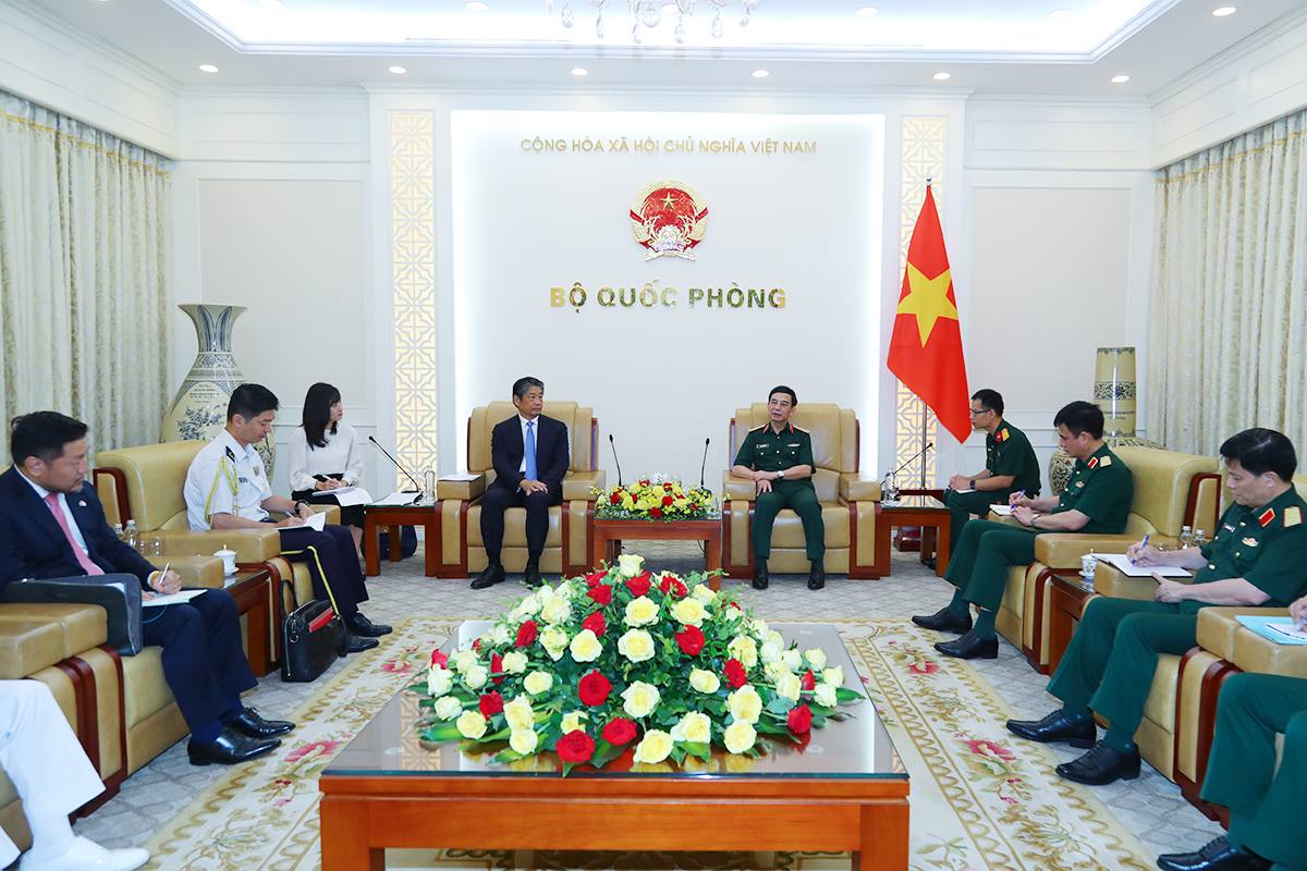 At the reception, General Phan Van Giang invited leaders of the Ministry of National Defense and the Japan Self-Defense Forces to attend the 3rd Vietnam International Defense Exhibition. Photo: Ministry of National Defense Electronic Information Portal