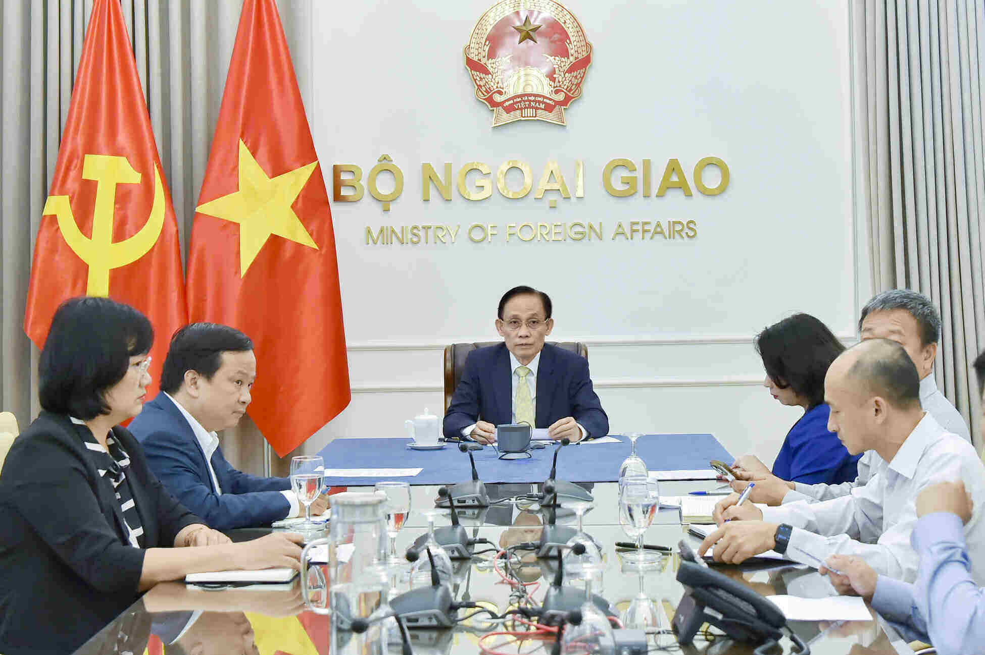 Politburo Member, Minister of Foreign Affairs Le Hoai Trung talks by phone with Mexican Federal Minister of Foreign Affairs Roberto Velasco Álvarez. Photo: Ministry of Foreign Affairs