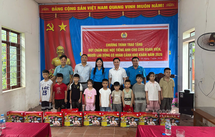 Lãnh đạo Liên đoàn Lao động tỉnh và xã Tằng Loỏng trao tặng bút chấm đọc học tiếng Anh và bộ sách công nghệ số con em đoàn viên công đoàn. Ảnh: An Vi
