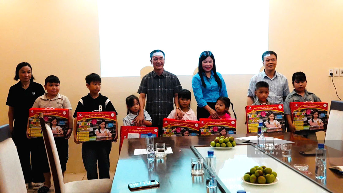 The study support gifts from the trade union organization add motivation for children to strive to improve in their studies. Photo: An Vi