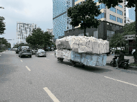 Self-made three-wheeled vehicles continue to cause traffic unsafety. Photo: Minh Hanh