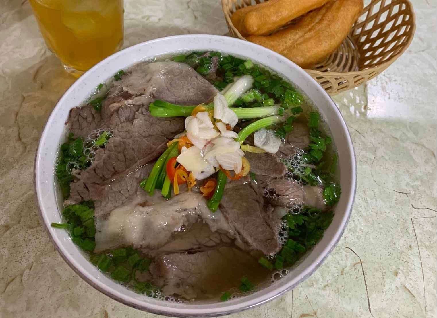Bol de phở gầu copieux. Photo: Trần Anh