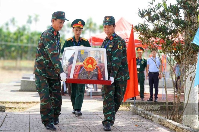 Professional forces move martyrs' remains at Nghia Trung Martyrs' Cemetery, Tu Nghia commune (Quang Ngai) to the biopsy area for DNA testing. Photo: Dong Giang