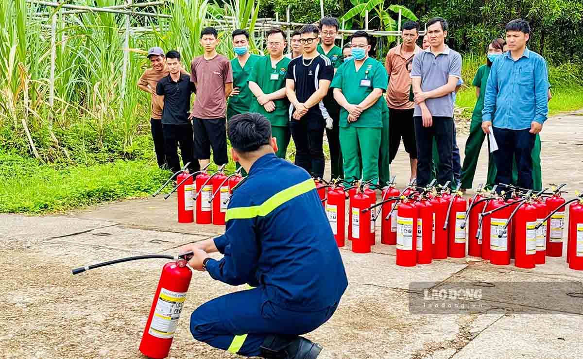 Người lao động của Bệnh viện Phương Bắc được tập huấn về phòng cháy chữa cháy. Ảnh: Việt Bắc.