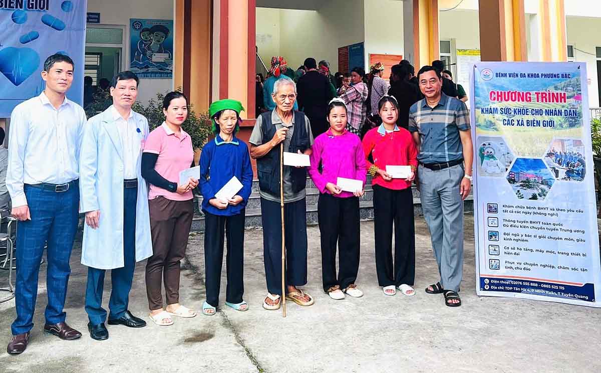 Các hoạt động khám bệnh, tư vấn sức khỏe của Bệnh viện Đa khoa Phương Bắc tại một số xã biên giới trên địa bàn tỉnh Tuyên Quang. Ảnh: Việt Bắc.
