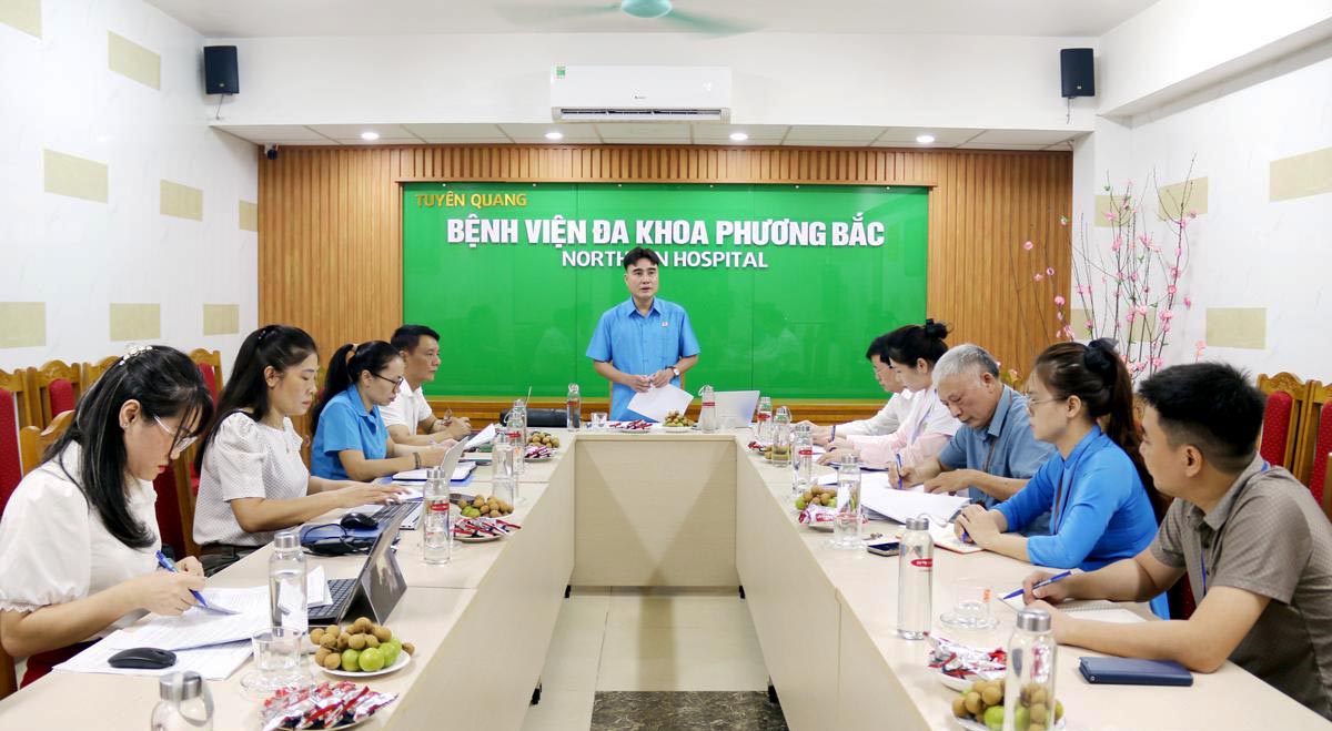 The inter-sectoral supervisory delegation of Tuyen Quang province, including representatives of the Labor Federation, Department of Home Affairs, and Tuyen Quang Provincial Social Insurance, had a working session with Phuong Bac General Hospital. Photo: Tuyen Quang Newspaper.