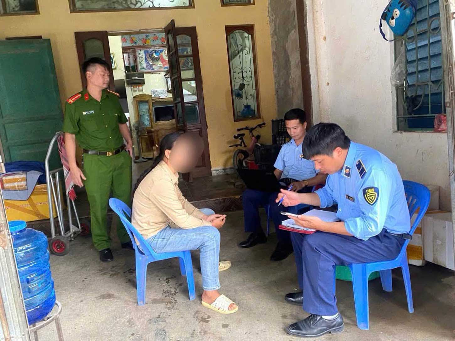 Công an xã Văn Bàn phối hợp kiểm tra cơ sở kinh doanh thực phẩm đông lạnh. 