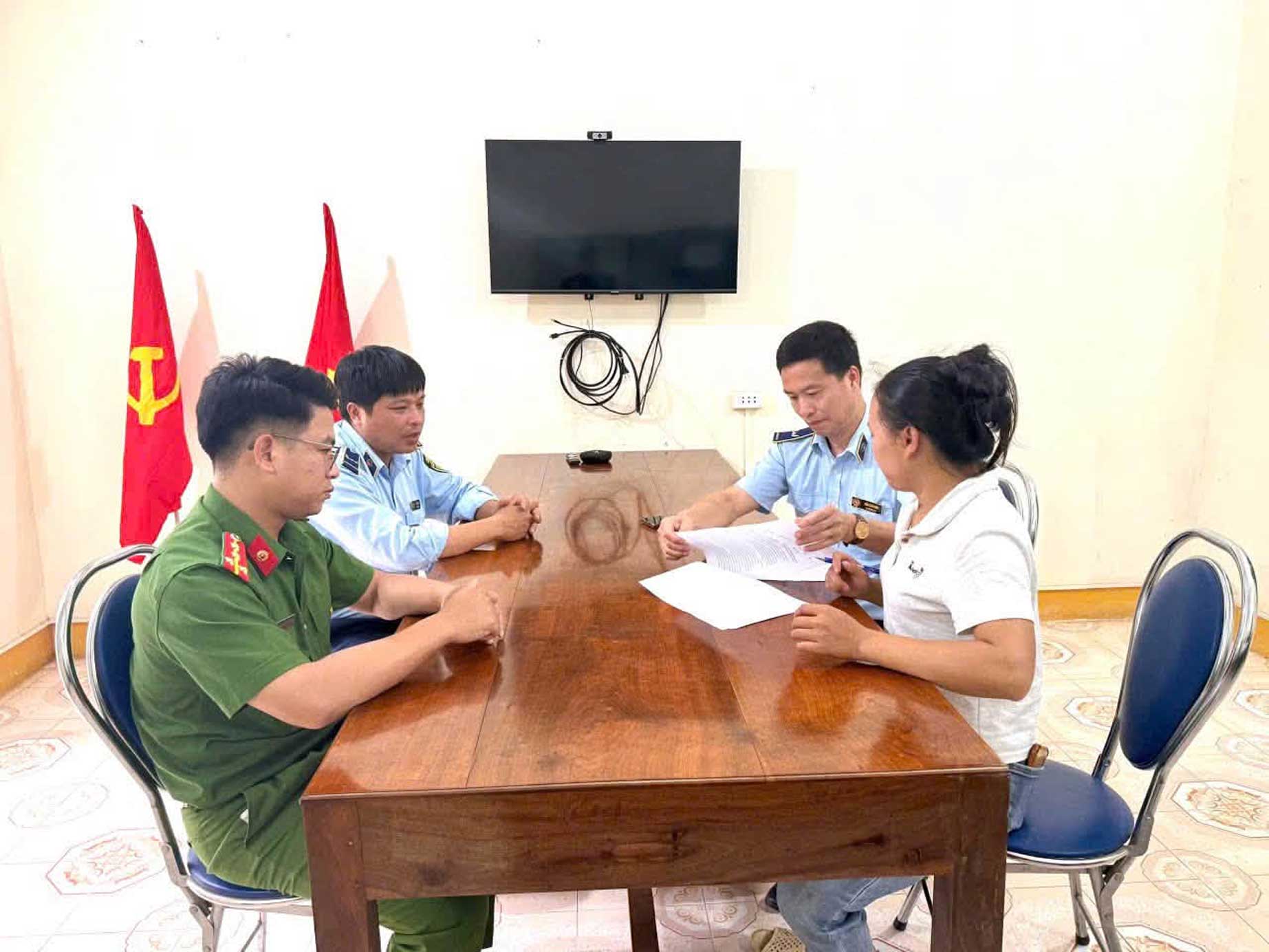 Functional forces working with the business owner after detecting violations. Photo: Van Ban Commune Police