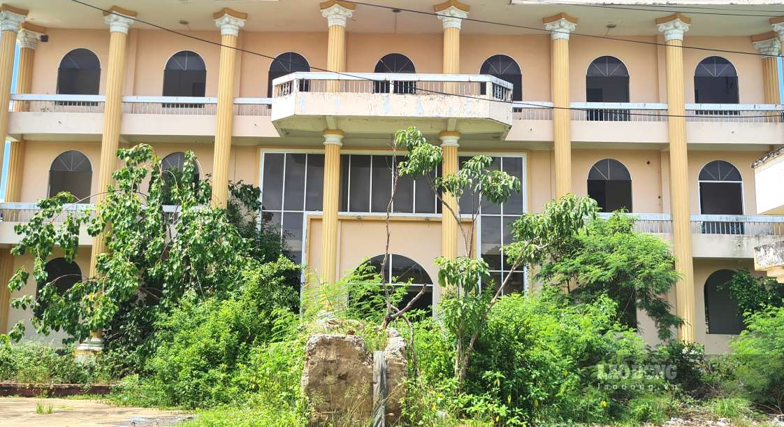 An abandoned headquarters, theft of doors shows that management is still inadequate for redundant real estate facilities in Ca Mau. Photo: Nhat Ho.