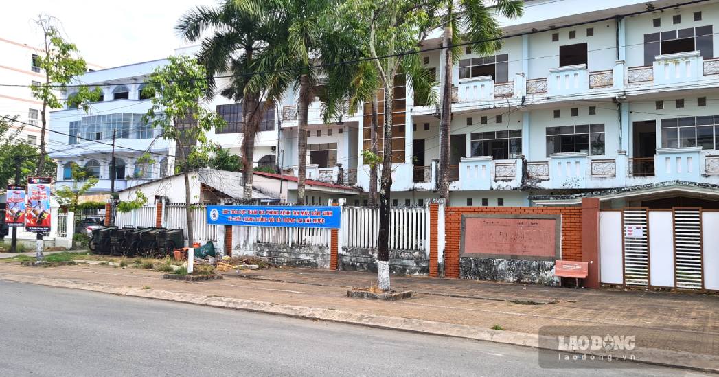 Trụ sở cũ khu đất vàng trên đường Phan Ngọc Hiển, Cà Mau bỏ hoang, xuống cấp nghiêm trọng. Ảnh: Nhật Hồ.