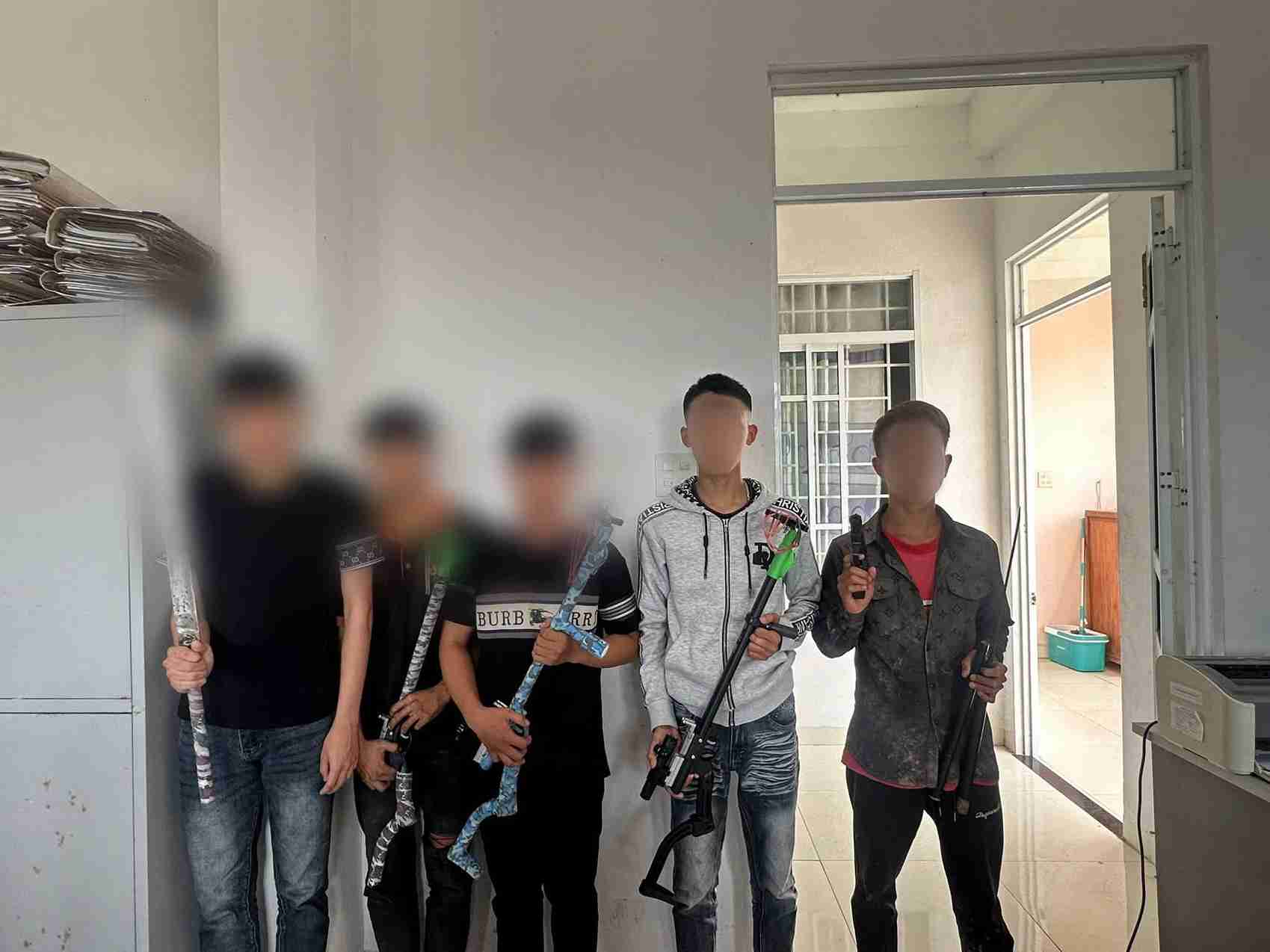 Công an triệu tập, xử lý nhóm thanh thiếu niên mang hung khí đi giải quyết mâu thuẫn. Ảnh: Công an cung cấp