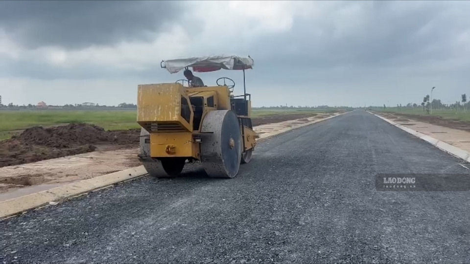 Đơn vị thi công tập trung hoàn thiện các hạng mục cuối của dự án hồ chứa nước ngọt Lạc Địa. Ảnh: Hoàng Lộc