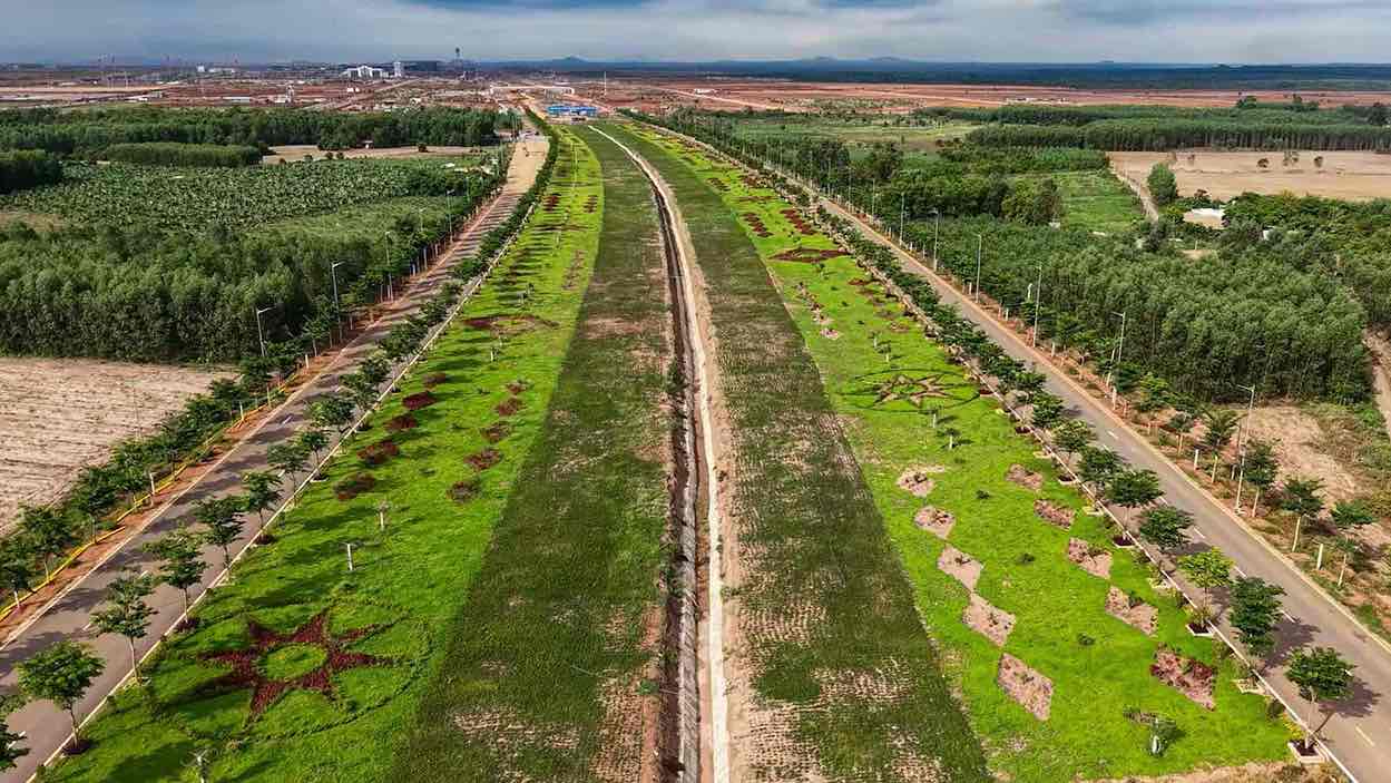 Actualmente, el contratista se está centrando en completar la conexión del sistema eléctrico y, al mismo tiempo, está implementando la plantación de árboles y césped para crear un paisaje sincrónico en la ruta de conexión del aeropuerto de Long Thanh. Foto: Corporación General de Aeropuertos de Vietnam (ACV)