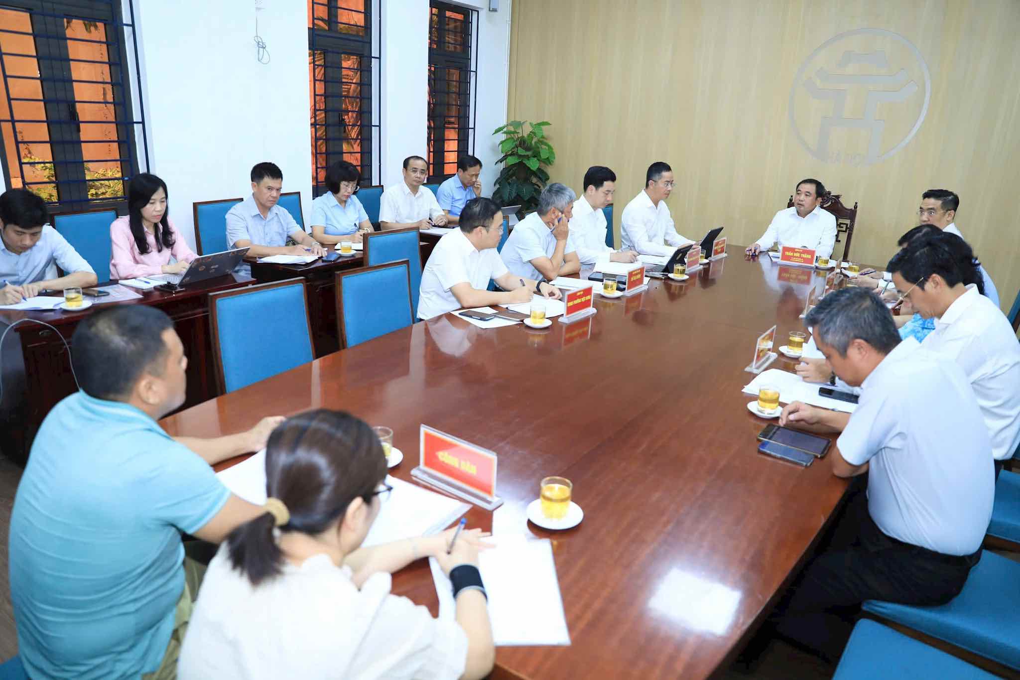 Hanoi Party Secretary Tran Duc Thang receives and resolves citizens' petitions. Photo: Hanoi Party Committee