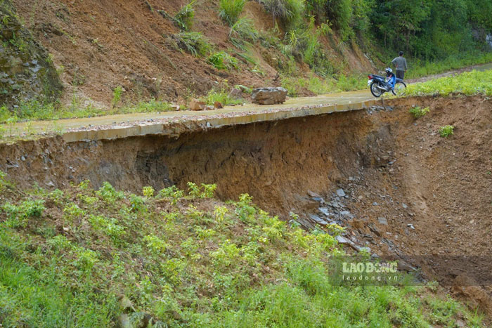 Many roads in localities in Lao Cai were landslides after heavy rain. Photo: Dinh Dai