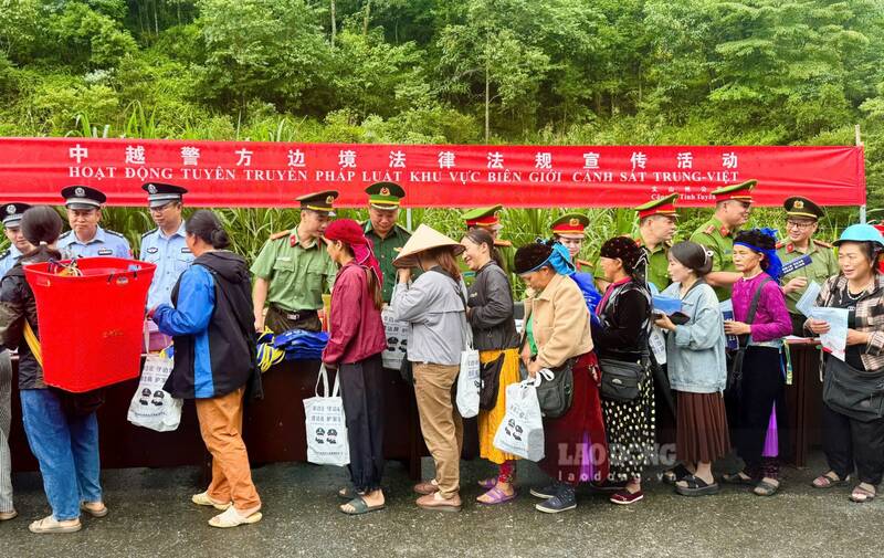 Distribution de tracts de propagande aux habitants. Photo: Thái An