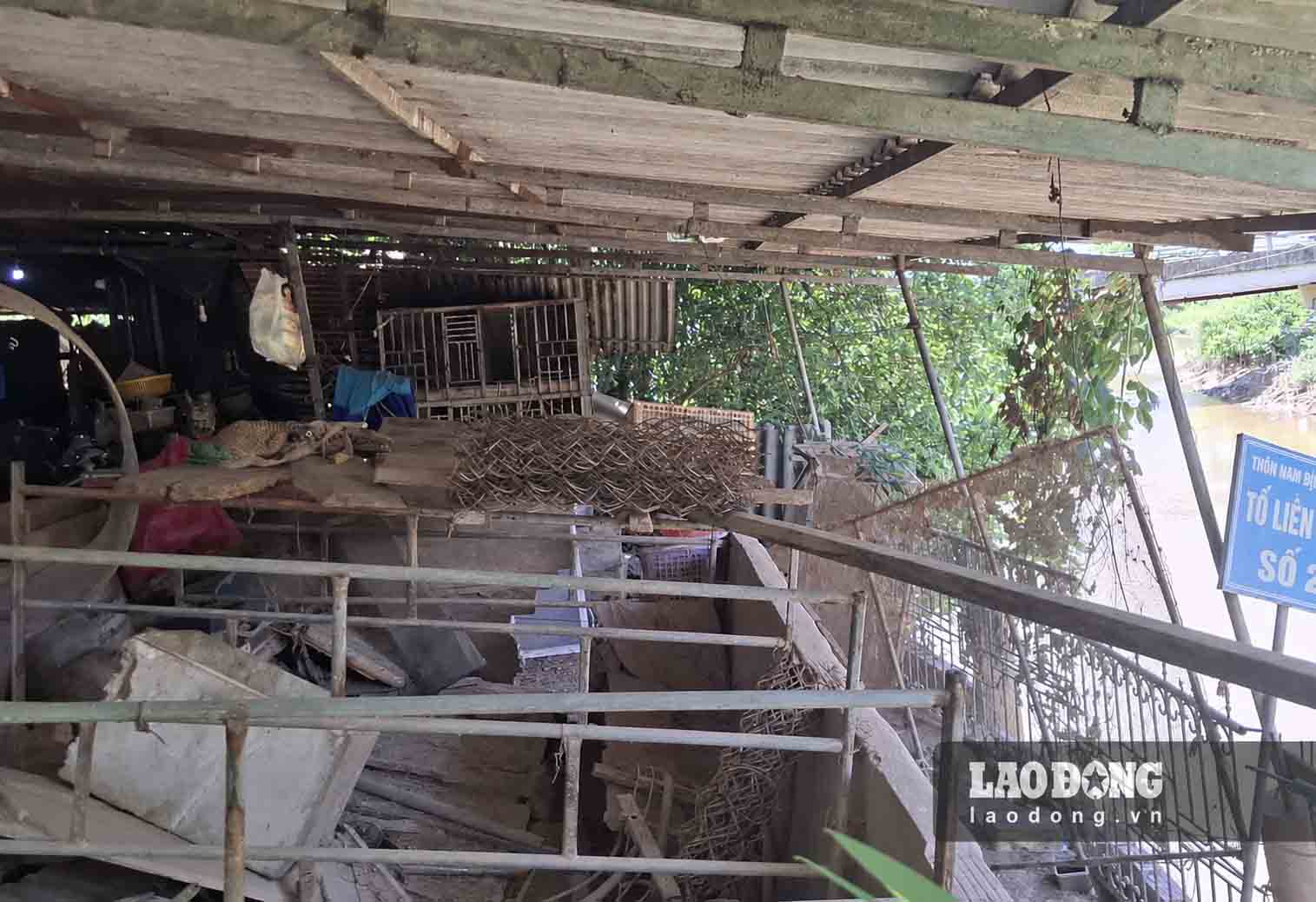 Sạt lở làm hư hỏng, xáo trộn khu chăn nuôi của gia đình anh Biện Văn Hải. Ảnh: Trần Tuấn