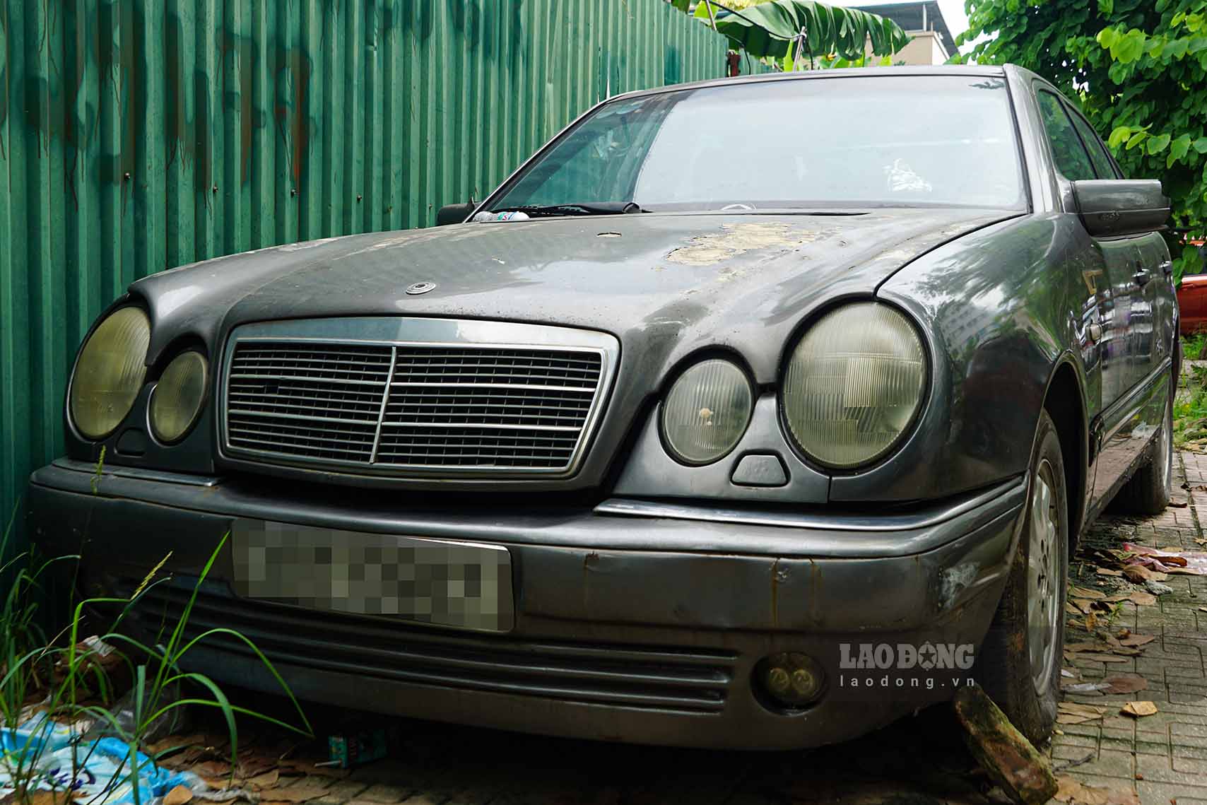 The Mercedes-Benz car left on the Hanoi sidewalk. Photo: Cat Tien