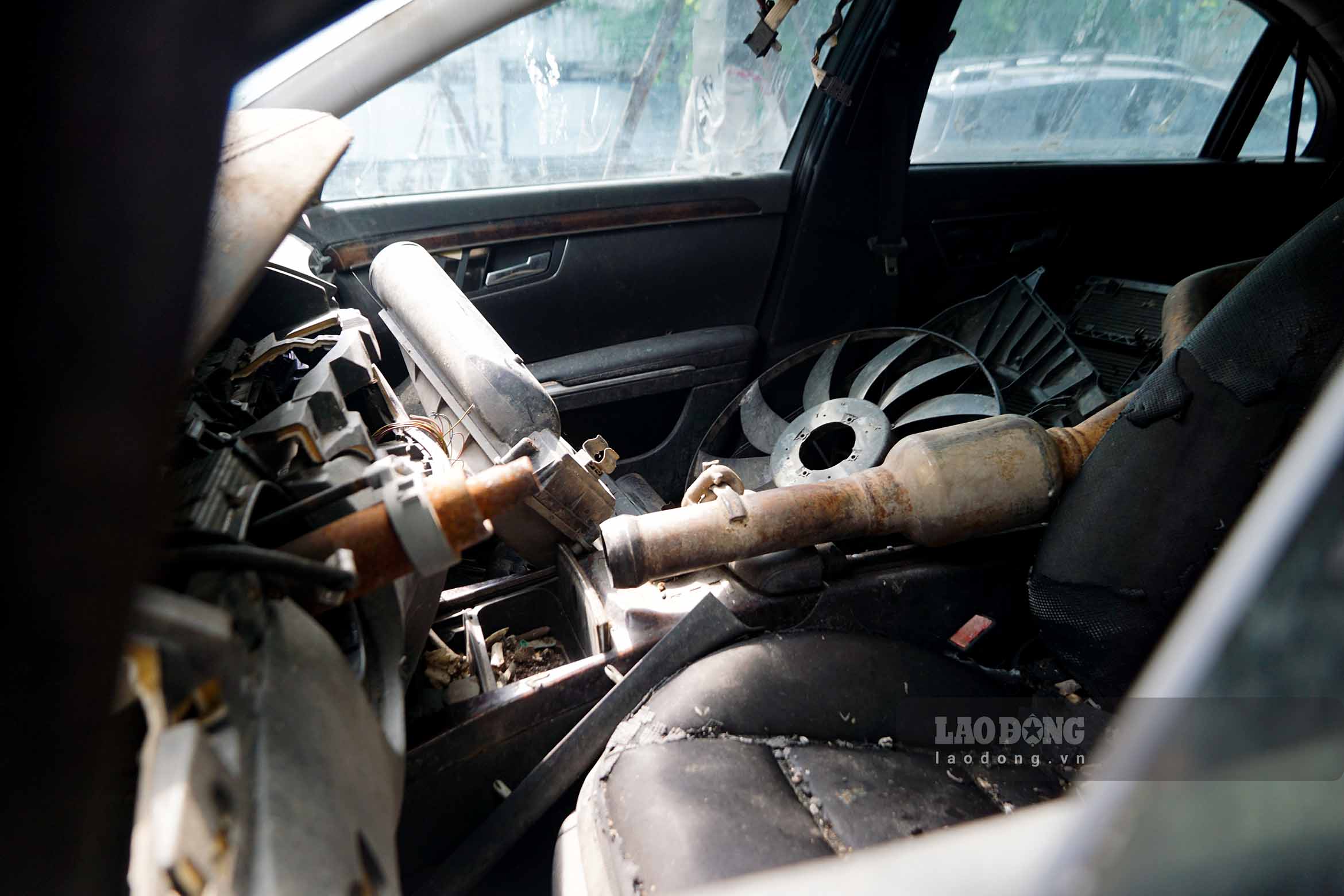 Nội thất bên trong xe Mercedes-Benz S400 ngập ngụa rác thải, nhiều chi tiết của xe đã không còn. Ảnh: Cát Tiên