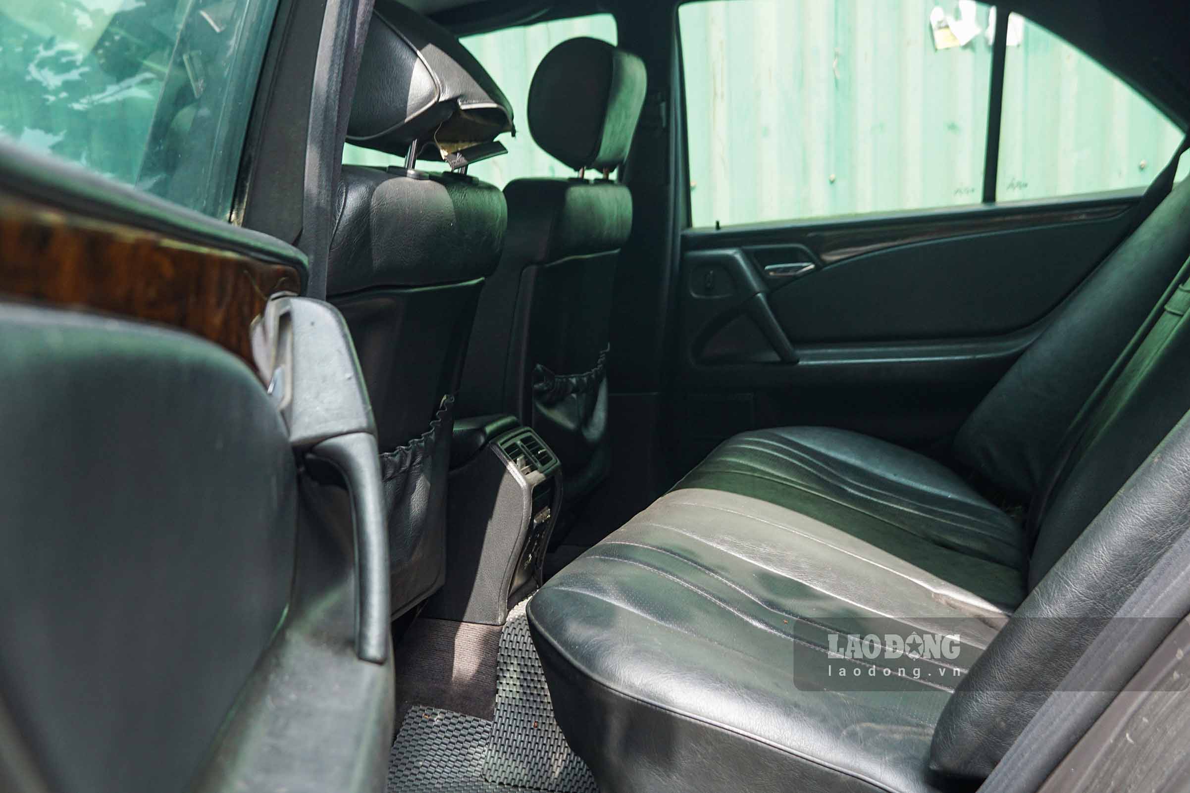 Nội thất của chiếc Mercedes-Benz E230 gần như còn giữ được nguyên vẹn. Ảnh: Cát Tiên