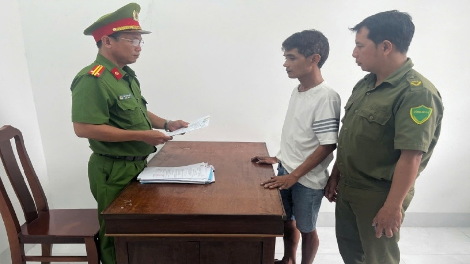 El acusado Lâm Nguyễn Nhật Tín fue procesado y detenido temporalmente por el delito de uso ilegal de drogas. Foto: Portal de Información Electrónica de la Policía de Vĩnh Long