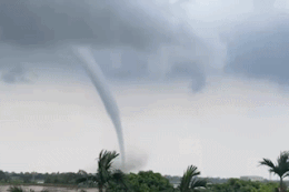 Waterspout phenomenon appears in Hung Yen this afternoon July 8. Source: Thuy Linh