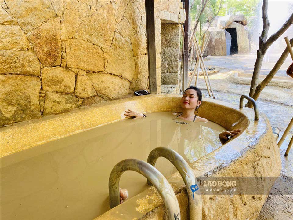 Nữ du khách trải nghiệm tắm bùn ở Nha Trang. Ảnh: Linh Boo