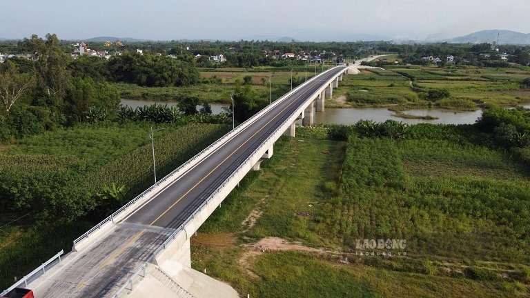 El puente Thach An cruza el río Tra Bong, provincia de Quang Ngai. Foto de : Dong Giang
