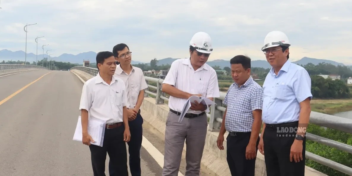 Ban Quản lý dự án Đầu tư xây dựng các công trình giao thông tỉnh Quảng Ngãi cùng các đơn vị kiểm tra, nghiệm thu đưa cầu Thạch An vào sử dụng. Ảnh: Đông Giang