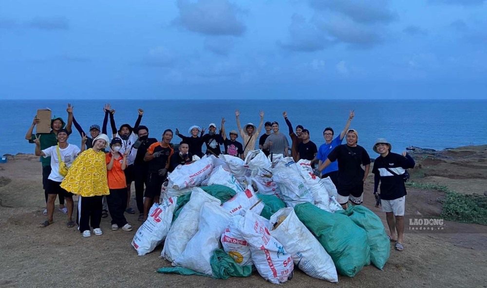 Young people on Phu Quy island join hands to clean up garbage and maintain a clean and beautiful tourism environment. Photo: Duy Tuan