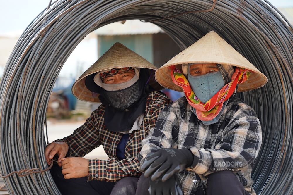 Theo các nữ công nhân, dù các cuộn thép cũng hấp nhiệt nhưng vẫn mát hơn nhiều so với đứng giữa mặt đường đang thi công. 