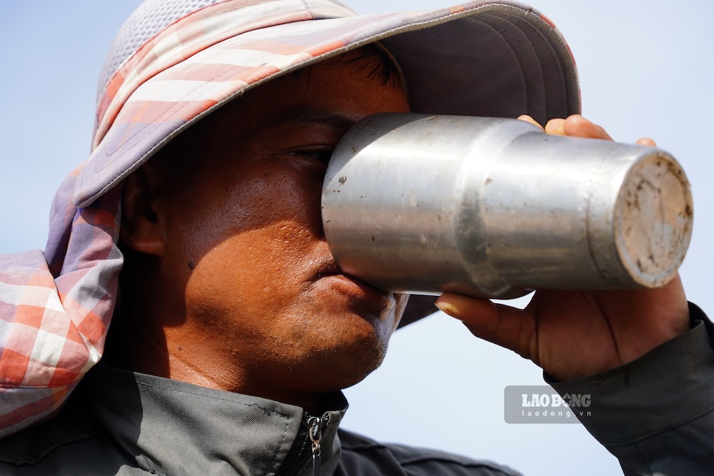 Anh Phạm Văn Vân, quê tỉnh Thanh Hóa cho biết, công nhân phải liên tục làm việc xen kẽ uống nước để chống mất sức trong điều kiện thời tiết nắng nóng kéo dài. 