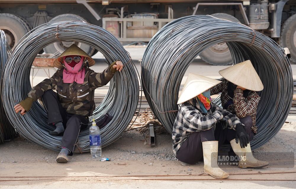 Kết thúc mỗi đợt thi công, công nhân tranh thủ tìm nơi có bóng râm để nghỉ ngơi, tránh cái nắng gay gắt. Nhiều nữ công nhân chọn trú dưới các ống cống bê tông hoặc trong những cuộn thép để nghỉ ngơi, uống nước lấy lại sức trước khi tiếp tục làm việc. 