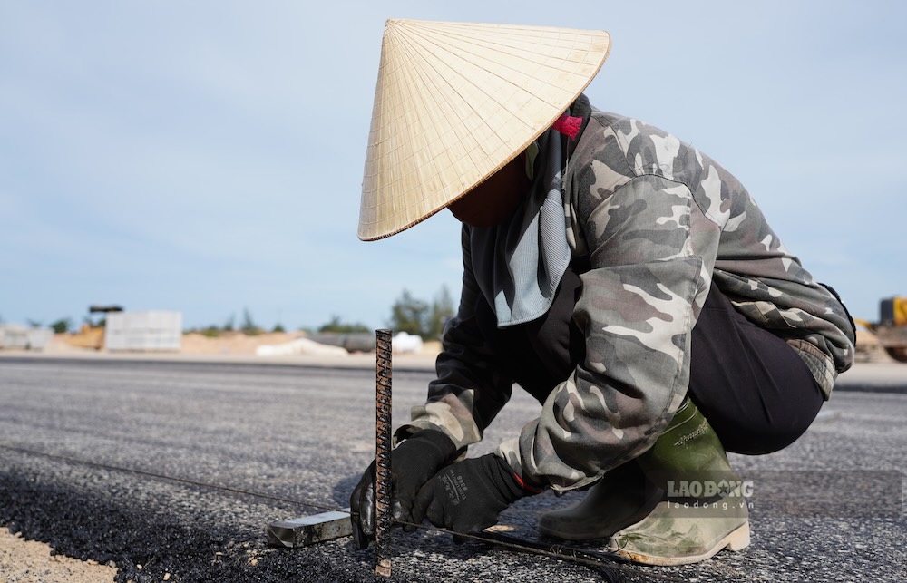 Nữ công nhân Phạm Thị Ngân, trú xã Quảng Trạch, tỉnh Quảng Trị cho biết, làm việc với nhựa đường nóng dưới thời tiết nắng gắt rất vất vả. Tuy nhiên nếu gặp mưa thì việc thảm nhựa sẽ phải tạm dừng. 