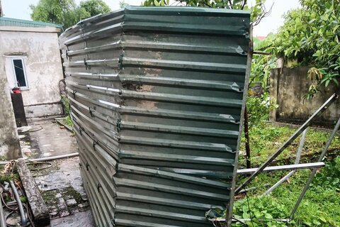 Tornadoes blew off the roofs of some houses in Binh Thanh commune, Hung Yen province. Photo: People provided