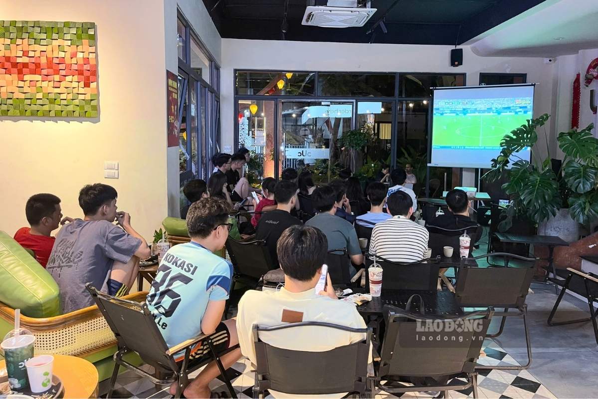 The World Cup turns nighttime into the "golden hour" of business for many cafes. Photo: Ngoc Anh